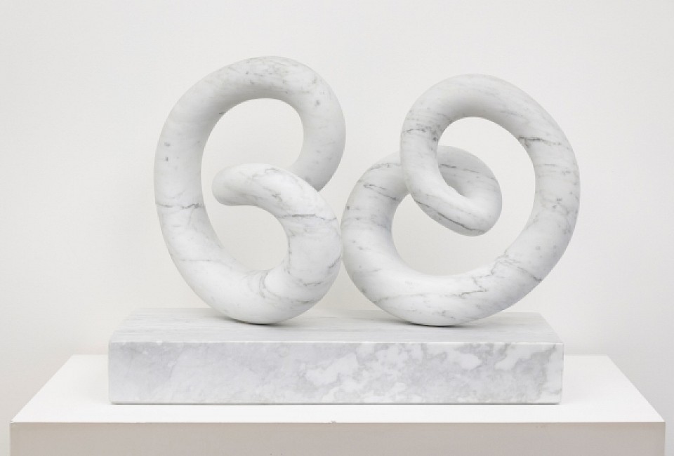 William Peers, Forelle, Carrara marble, 46 x 62 x 25 cm Damian Griffiths